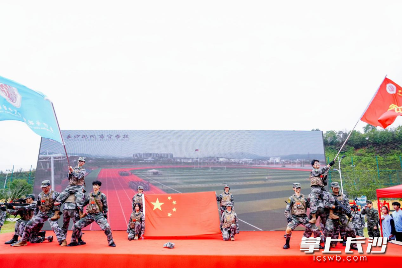 活动现场，现代商贸职业学校学子表演《长征砺初心 国防展锋芒》。