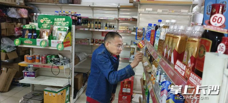 最后一遍整理货架。 最后一遍整理货架。