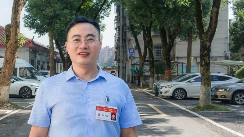 望城区政协委员、高塘岭街道党工委副书记、统战委员邓贤龙。长沙晚报全媒体记者 陈飞 摄 望城区政协委员、高塘岭街道党工委副书记、统战委员邓贤龙。长沙晚报全媒体记者 陈飞 摄