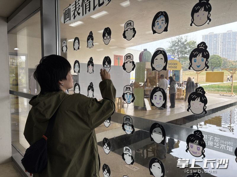 观众参加公共体验活动。