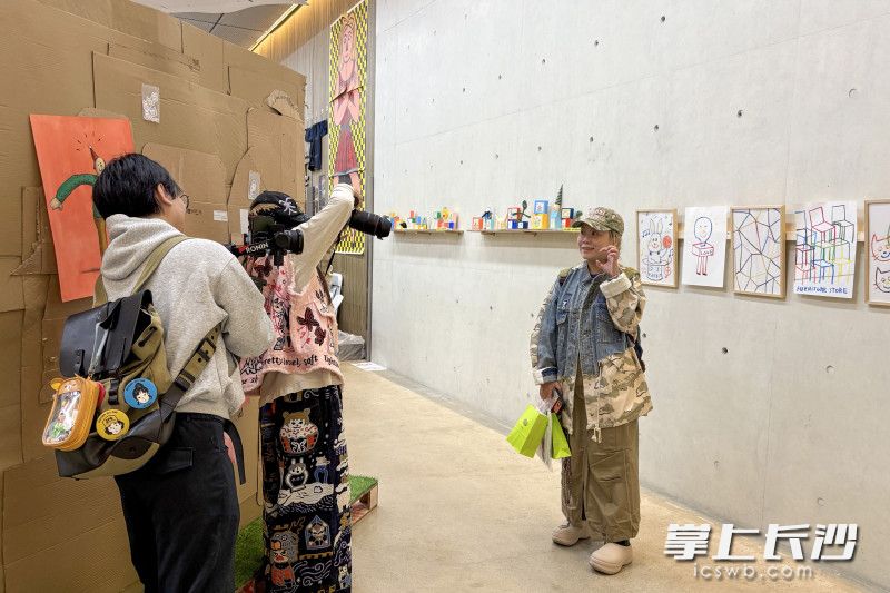 现场设艺术主题特展。