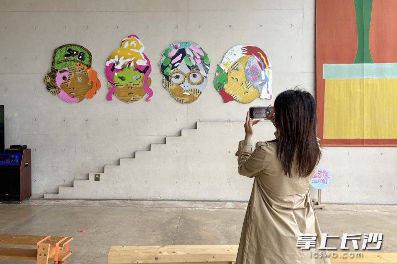 10月22日，第二届长沙BIGGER艺术展在谢子龙影像艺术馆启幕。均为长沙晚报全媒体记者 何文瑞 摄