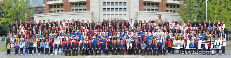 10月22日,中国少年先锋队长沙市第八次代表大会召开。会前,副省长、市委书记陈竞,市委副书记、市长陈博彰,共青团湖南省委书记叶妙与代表合影。 长沙晚报全媒体记者 郭雨滴 摄 10月22日,中国少年先锋队长沙市第八次代表大会召开。会前,副省长、市委书记陈竞,市委副书记、市长陈博彰,共青团湖南省委书记叶妙与代表合影。 长沙晚报全媒体记者 郭雨滴 摄
