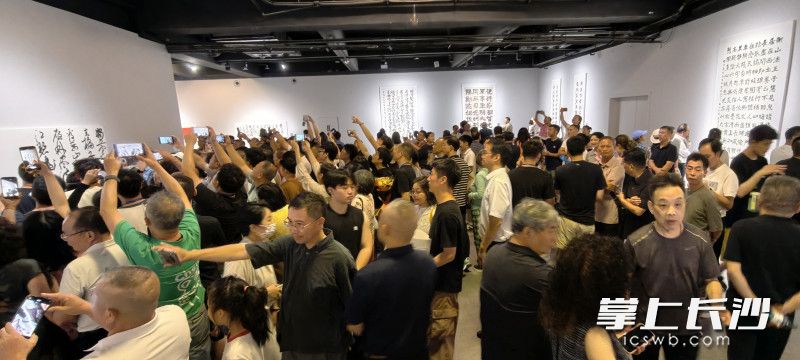 开展当日展厅人气爆棚。 开展当日展厅人气爆棚。