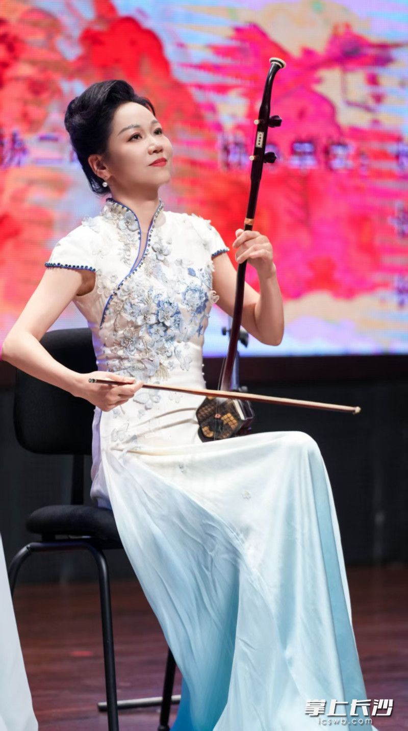 二胡演奏家张音悦领奏。