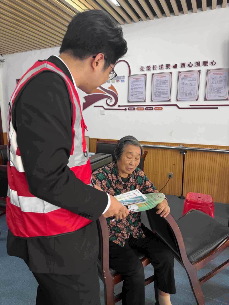 广发银行长沙高科支行开展敬老月反诈宣传活动。通讯员供图 广发银行长沙高科支行开展敬老月反诈宣传活动。通讯员供图