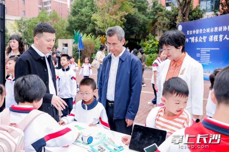 校园课程建设成果展吸引了与会人员的关注。均为长沙晚报通讯员戴春兰供图 校园课程建设成果展吸引了与会人员的关注。均为长沙晚报通讯员戴春兰供图