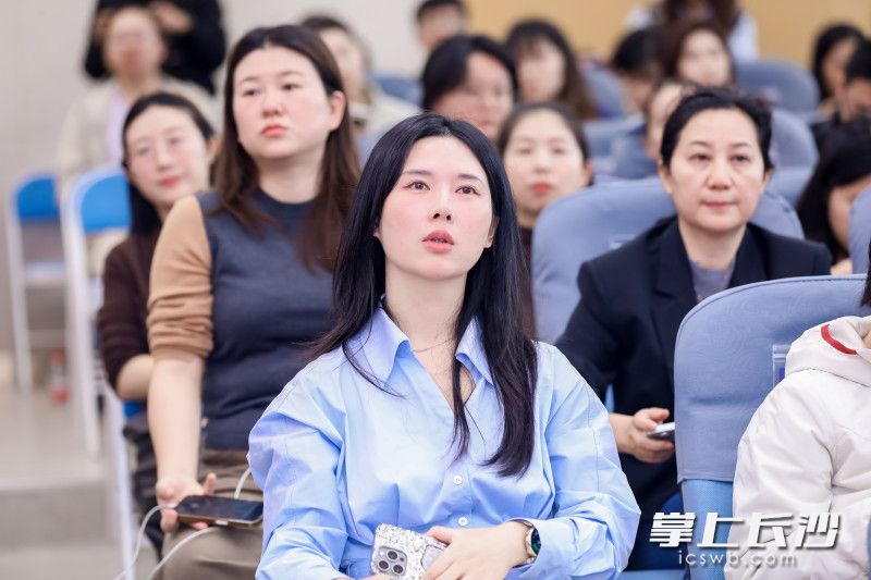 来自四城及重庆、湖南各市州的老师们专注聆听精彩的案例分享。 来自四城及重庆、湖南各市州的老师们专注聆听精彩的案例分享。