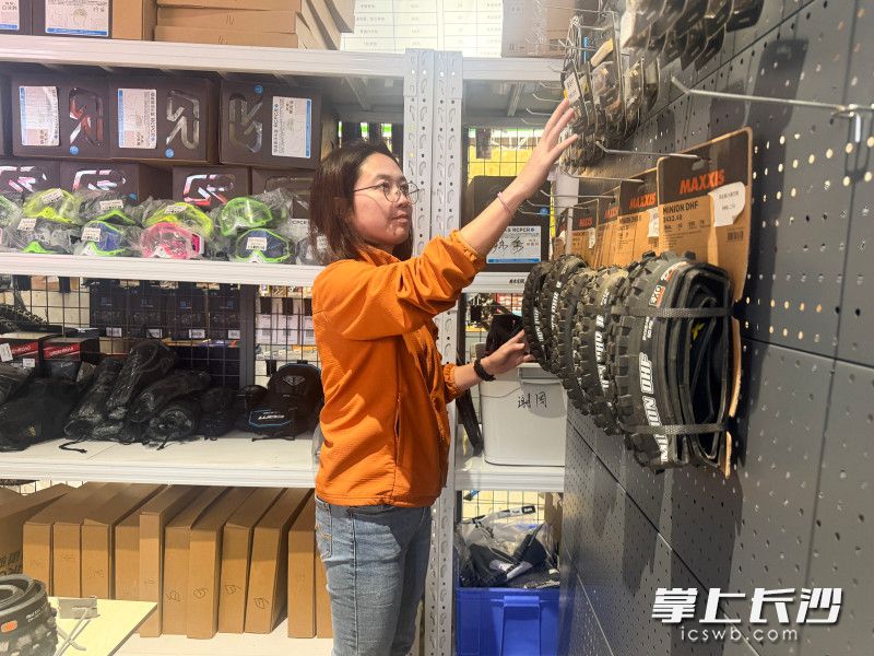 贺瑛在整理货架。长沙晚报全媒体记者 匡小娟 摄 贺瑛在整理货架。长沙晚报全媒体记者 匡小娟 摄