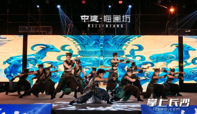 原创男子群舞《四羊方尊・完璧》表演。 原创男子群舞《四羊方尊・完璧》表演。