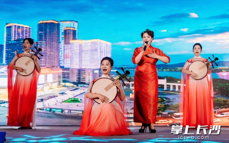 原创戏歌《家住长沙》表演。 原创戏歌《家住长沙》表演。