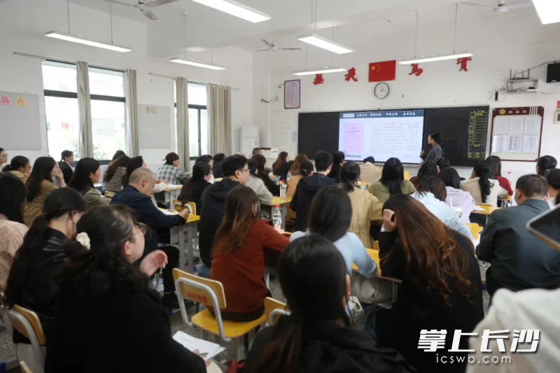 以“同课异构”“同说高考真题”为载体,把教研现场搬进真实课堂。 以“同课异构”“同说高考真题”为载体,把教研现场搬进真实课堂。