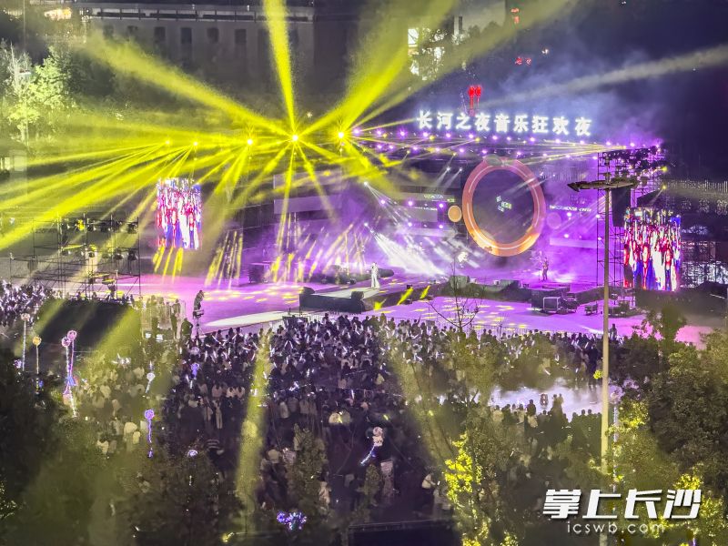 10月24日晚,作为张雪机车“水上漂”吉尼斯世界纪录挑战系列重要配套活动之一,“长河之夜”音乐会在怀化市麻阳苗族自治县城东广场浪漫开唱。长沙晚报全媒体记者 邹麟 周数邑 摄 10月24日晚,作为张雪机车“水上漂”吉尼斯世界纪录挑战系列重要配套活动之一,“长河之夜”音乐会在怀化市麻阳苗族自治县城东广场浪漫开唱。长沙晚报全媒体记者 邹麟 周数邑 摄