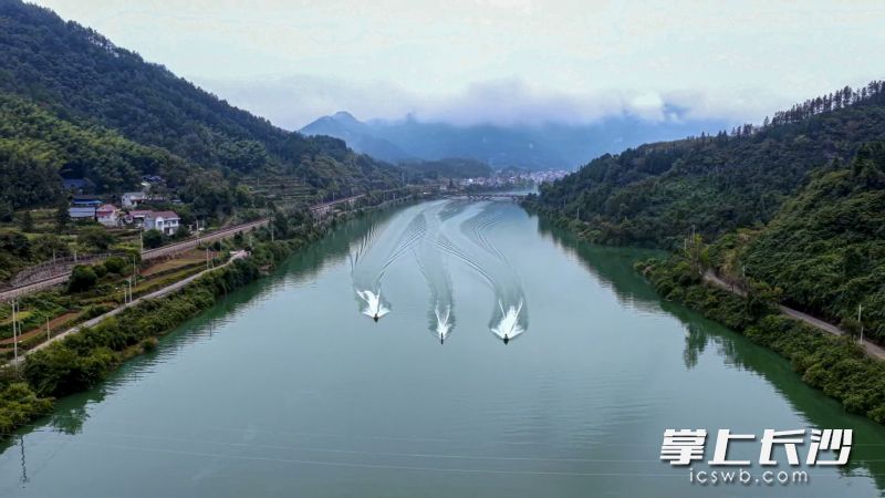 10月24日上午8点,张雪驾驶改装摩托车在锦江河道进行赛前实地试驾。均为长沙晚报全媒体记者 周数邑 摄 10月24日上午8点,张雪驾驶改装摩托车在锦江河道进行赛前实地试驾。均为长沙晚报全媒体记者 周数邑 摄