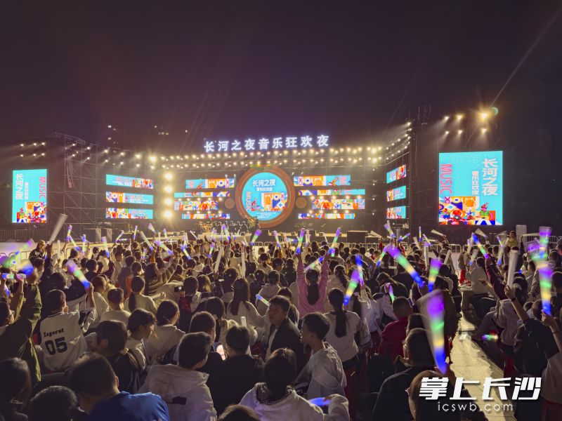 锦江河畔晚风徐徐,民谣、摇滚与苗乡山歌婉转交织、激情碰撞,歌声回荡苗乡夜空。长沙晚报全媒体记者 邹麟 周数邑 摄 锦江河畔晚风徐徐,民谣、摇滚与苗乡山歌婉转交织、激情碰撞,歌声回荡苗乡夜空。长沙晚报全媒体记者 邹麟 周数邑 摄