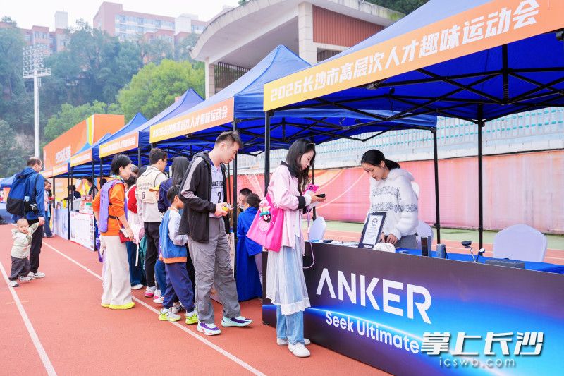 一旁集中展示长沙企业的创新产品,吸引诸多关注。 一旁集中展示长沙企业的创新产品,吸引诸多关注。
