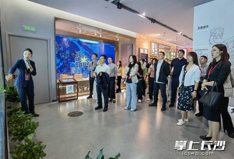 本次培训班将教学延伸到改革开放的最前沿。 本次培训班将教学延伸到改革开放的最前沿。