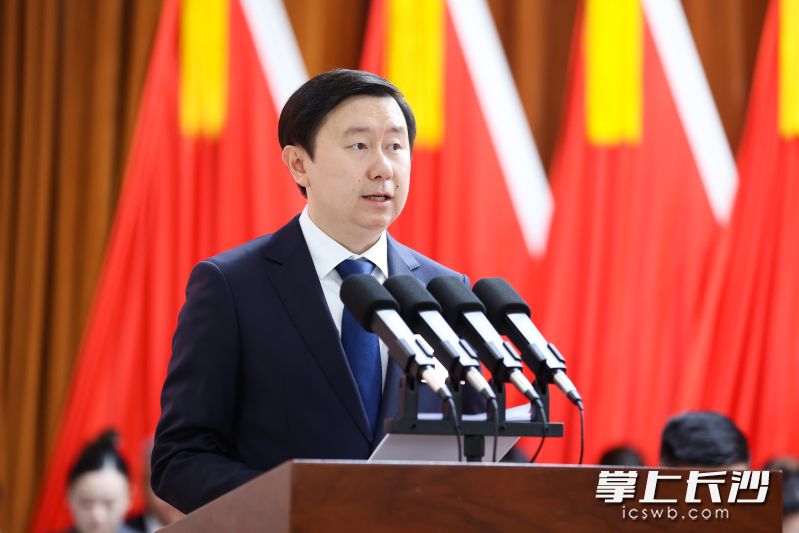 天心区委副书记、区长梁天琛作政府工作报告。 均为长沙晚报通讯员杨威摄 天心区委副书记、区长梁天琛作政府工作报告。 均为长沙晚报通讯员杨威摄