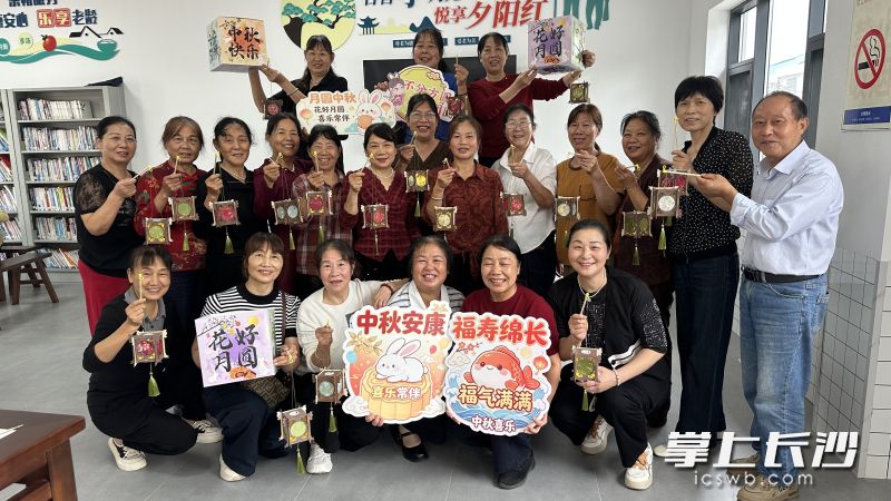 候旨亭社区组织老人们做手工、玩游戏，欢度中秋佳节。
