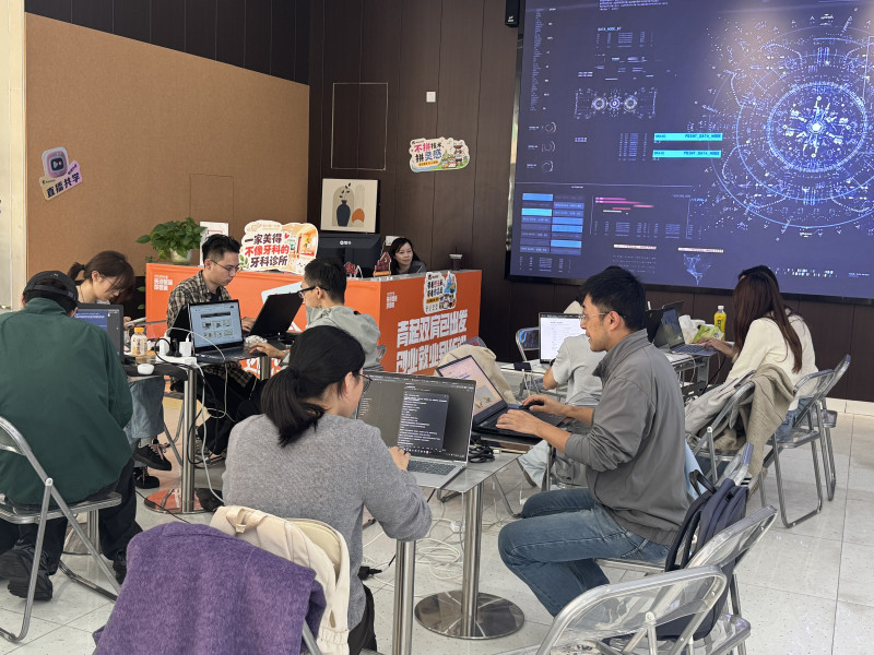 10月24日至25日,由WaytoAGI发起的全国性人工智能创新实践活动“1024超能Coding周末”长沙站在长沙人才会客厅举行。均为长沙晚报全媒体记者陈焕明 通讯员滕恬 摄影报道 10月24日至25日,由WaytoAGI发起的全国性人工智能创新实践活动“1024超能Coding周末”长沙站在长沙人才会客厅举行。均为长沙晚报全媒体记者陈焕明 通讯员滕恬 摄影报道