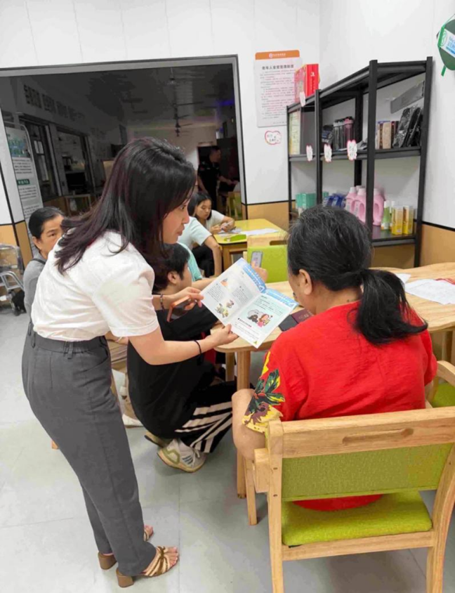 广发银行长沙开福支行走进雨花区黄土岭社区长者食堂,开展“敬老月”法治护老专项普法活动。通讯员供图 广发银行长沙开福支行走进雨花区黄土岭社区长者食堂,开展“敬老月”法治护老专项普法活动。通讯员供图