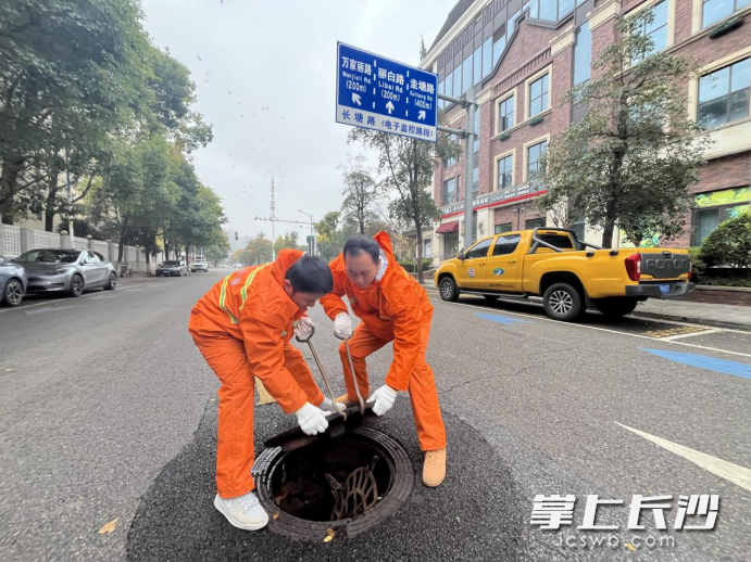 雨花区聚焦主次干道、背街小巷、学校、商圈等重点区域,已完成约2100座市政排水类窨井盖集中整治。 均为长沙晚报全媒体记者 周游 通讯员 高兴 摄影报道 雨花区聚焦主次干道、背街小巷、学校、商圈等重点区域,已完成约2100座市政排水类窨井盖集中整治。 均为长沙晚报全媒体记者 周游 通讯员 高兴 摄影报道
