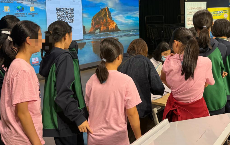 长沙市华益中学HPV疫苗接种专场,同学们有序接种。 长沙市华益中学HPV疫苗接种专场,同学们有序接种。