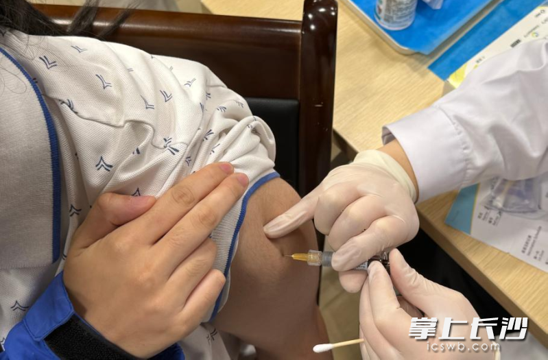 湖南省正稳步推进HPV疫苗纳入国家免疫规划落地实施,并在免费接种基础上,推出进口九价HPV疫苗惠民减免活动。均为长沙晚报全媒体记者 林暘 摄 湖南省正稳步推进HPV疫苗纳入国家免疫规划落地实施,并在免费接种基础上,推出进口九价HPV疫苗惠民减免活动。均为长沙晚报全媒体记者 林暘 摄