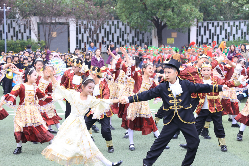 这场“书香+体育”的盛会,也不是一年一度的短期展演,而是渗透在校园日常的全员体育生态。 这场“书香+体育”的盛会,也不是一年一度的短期展演,而是渗透在校园日常的全员体育生态。