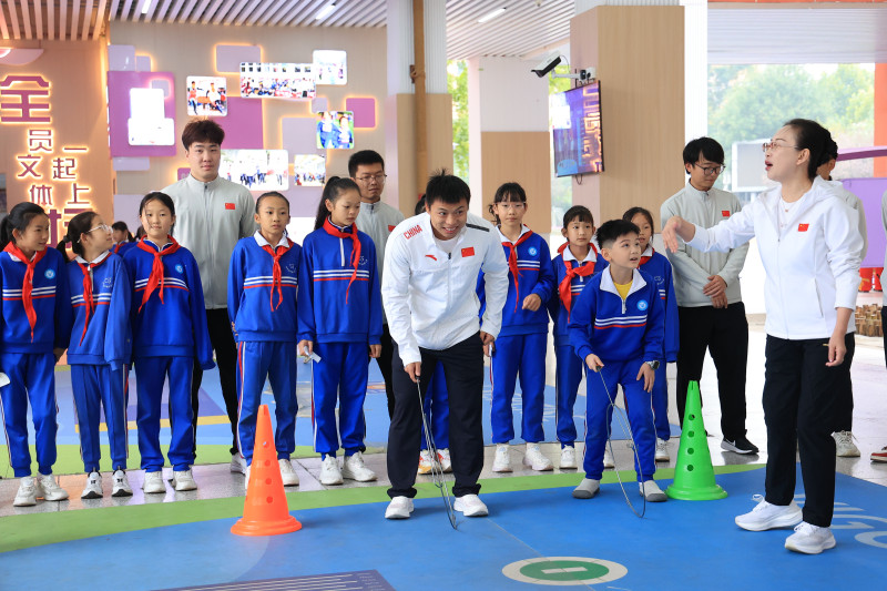 今日雨花区万境小学2026年秋季全员运动会开启,奥运冠军谌利军来到学校,跟学生们一起互动。长沙晚报通讯员 陈艳 摄 今日雨花区万境小学2026年秋季全员运动会开启,奥运冠军谌利军来到学校,跟学生们一起互动。长沙晚报通讯员 陈艳 摄