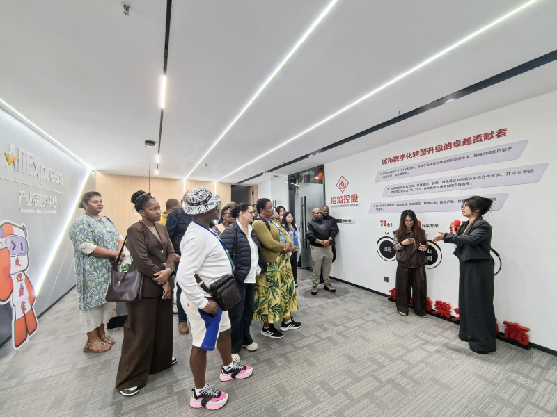 代表团在速卖通（中非）跨境电商产业园参观。均为长沙晚报通讯员 左左 供图