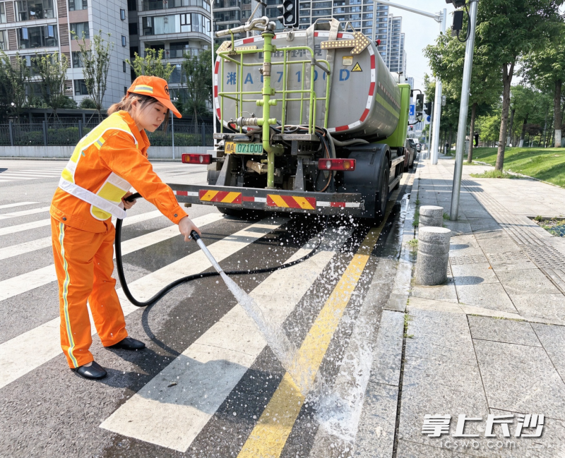 从日常道路清扫保洁、生活垃圾收运处置,到雨雪冰冻天气应急除障,处处都有环卫工人忙碌的身影。 从日常道路清扫保洁、生活垃圾收运处置,到雨雪冰冻天气应急除障,处处都有环卫工人忙碌的身影。
