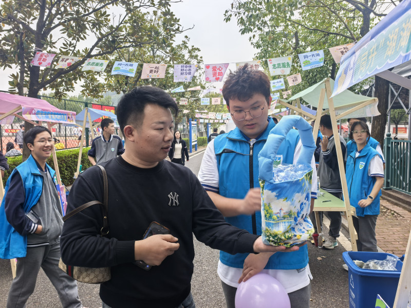 学生“摊主”们热情地向来往师生推介自己的作品。 学生“摊主”们热情地向来往师生推介自己的作品。
