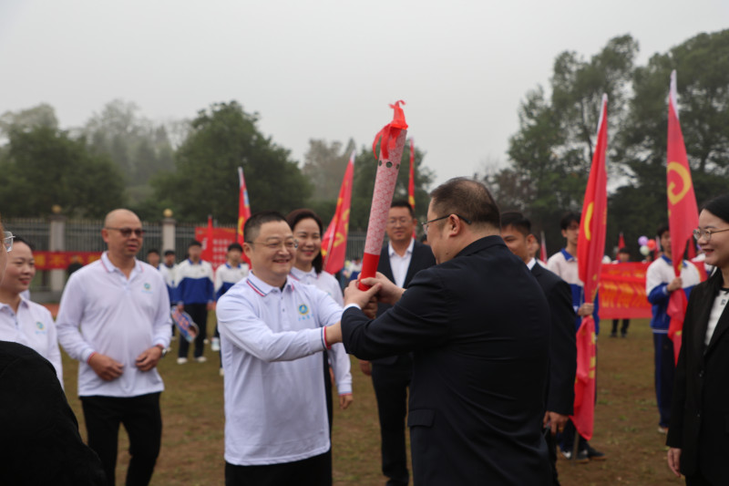 家长分别在大型方阵、节目表演、火炬接力三个环节中亮相,成为开幕式的重头戏。 家长分别在大型方阵、节目表演、火炬接力三个环节中亮相,成为开幕式的重头戏。