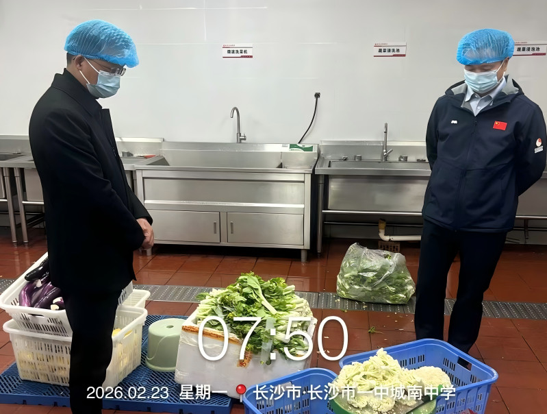 每日清晨食材新鲜配送,由专人验收把关。 每日清晨食材新鲜配送,由专人验收把关。