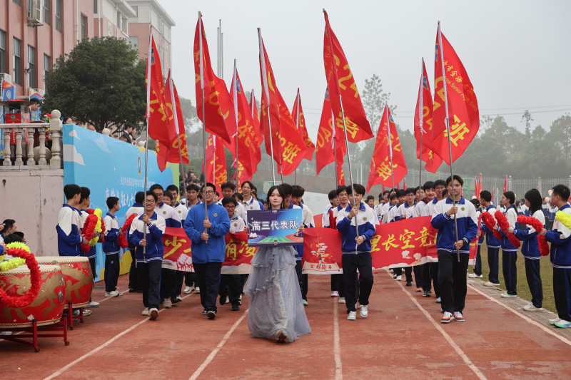 赛场上,金海学子发扬“立足一流,追求卓越”的精神,争金夺冠,以“输得起”的勇气,获得“赢得起”的底气。 赛场上,金海学子发扬“立足一流,追求卓越”的精神,争金夺冠,以“输得起”的勇气,获得“赢得起”的底气。
