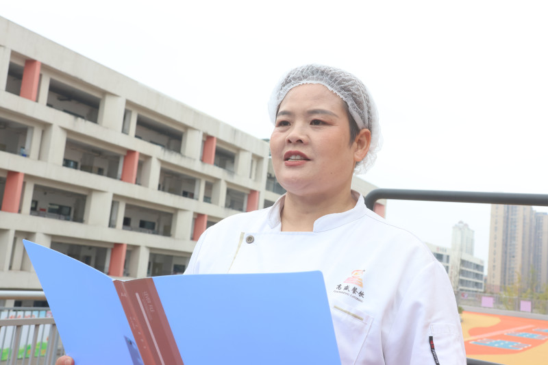 食堂工作人员胡阿姨“揭密”后厨的故事。均为长沙晚报通讯员 赵凌剑 供图 食堂工作人员胡阿姨“揭密”后厨的故事。均为长沙晚报通讯员 赵凌剑 供图