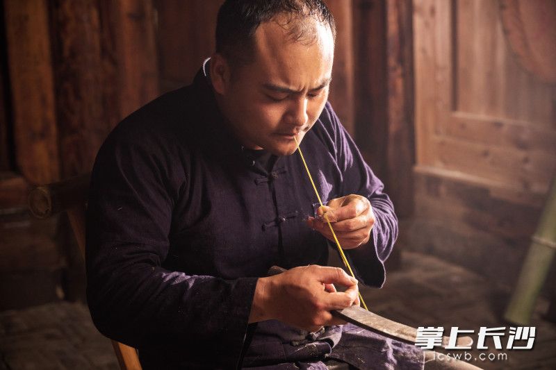竹编是手艺,也是修行。大到学习编、绞、锁、插、穿、扣等技法,小到刮竹皮,每一步都是手上的活,都需要时间的沉淀。 竹编是手艺,也是修行。大到学习编、绞、锁、插、穿、扣等技法,小到刮竹皮,每一步都是手上的活,都需要时间的沉淀。