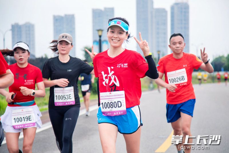 “悦动星沙”2019年长沙县全民运动会启动式暨环松雅湖健康跑在长沙县松雅湖国家湿地公园(礼乐广场)鸣枪起跑。长沙晚报通讯员 李桐瑶 供图 “悦动星沙”2019年长沙县全民运动会启动式暨环松雅湖健康跑在长沙县松雅湖国家湿地公园(礼乐广场)鸣枪起跑。长沙晚报通讯员 李桐瑶 供图