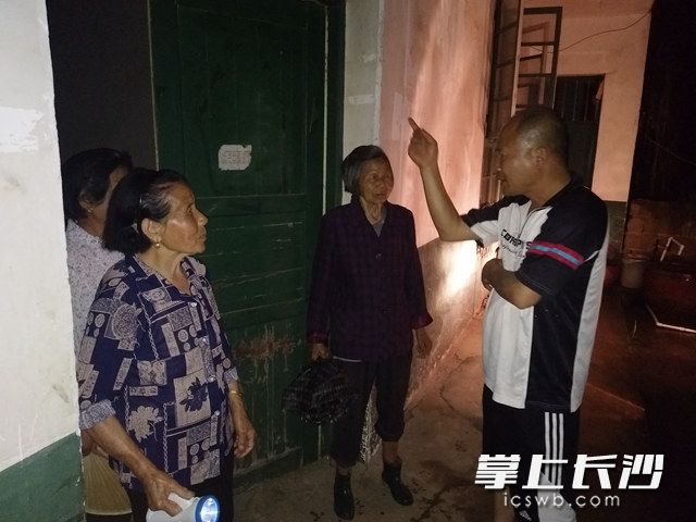 汛前入户提前转移群众。 汛前入户提前转移群众。