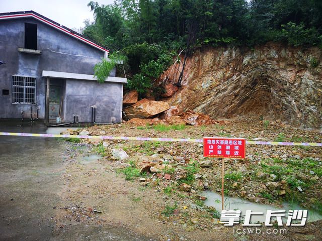 洋西塘村枫树塘组山体滑坡受损民房处设置了警示标识。 洋西塘村枫树塘组山体滑坡受损民房处设置了警示标识。