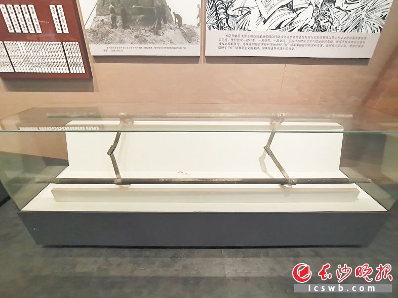 躺在通道转兵纪念馆展台上的红军担架。长沙晚报全媒体记者 黄清辉 摄 躺在通道转兵纪念馆展台上的红军担架。长沙晚报全媒体记者 黄清辉 摄