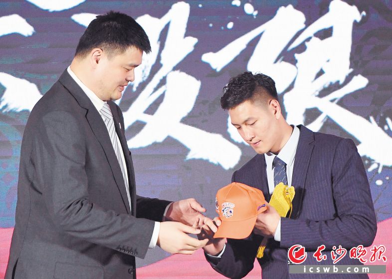 区俊炫(右)当选“状元秀”,以他为代表的大学篮球新人将成为新赛季的看点之一。新华社发 区俊炫(右)当选“状元秀”,以他为代表的大学篮球新人将成为新赛季的看点之一。新华社发