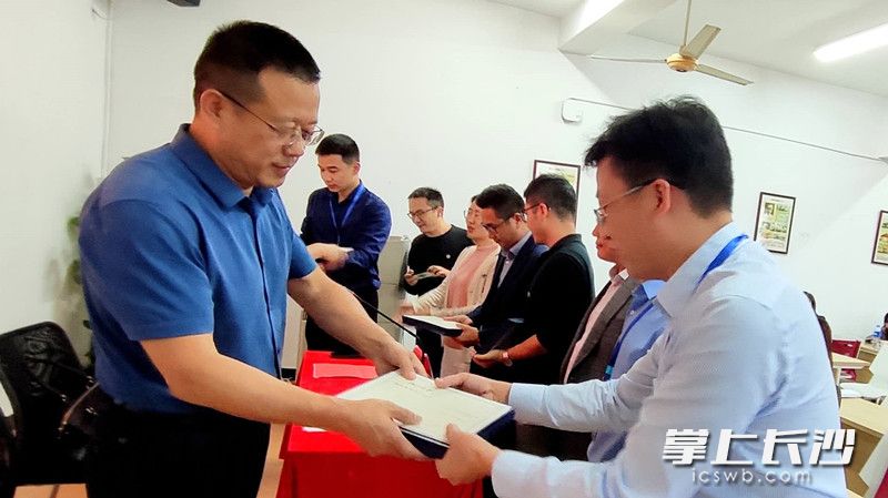 长沙市文明办副主任梁飞彩为学员颁发结业证书。 长沙市文明办副主任梁飞彩为学员颁发结业证书。