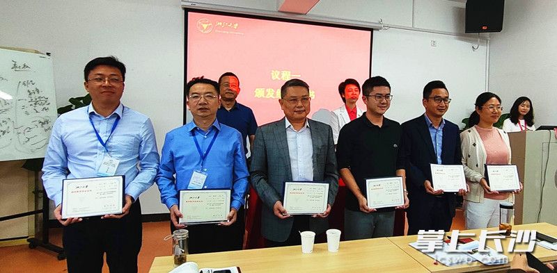 学员代表上台领取由浙江大学颁发的继续教育结业证书。 学员代表上台领取由浙江大学颁发的继续教育结业证书。