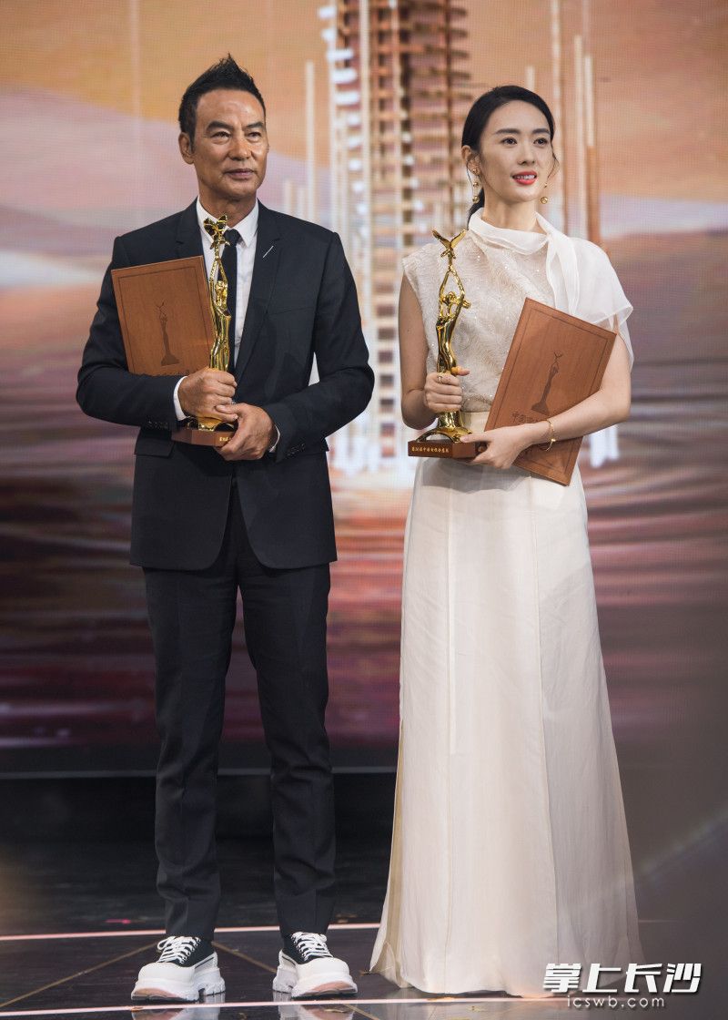 任达华、童瑶分获男女最佳演员奖。 长沙晚报记者 黄启晴 摄 任达华、童瑶分获男女最佳演员奖。 长沙晚报记者 黄启晴 摄