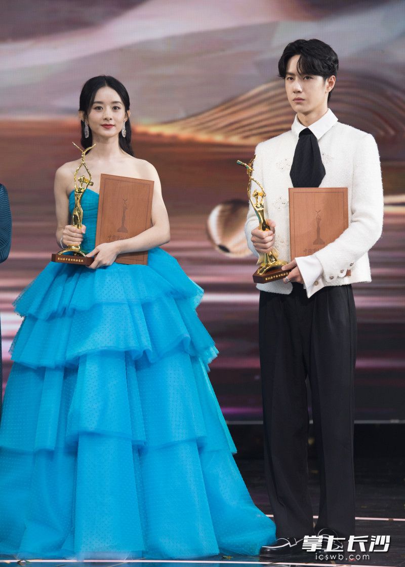 王一博、赵丽颖分获观众喜爱的男女演员奖。 长沙晚报记者 黄启晴 摄 王一博、赵丽颖分获观众喜爱的男女演员奖。 长沙晚报记者 黄启晴 摄