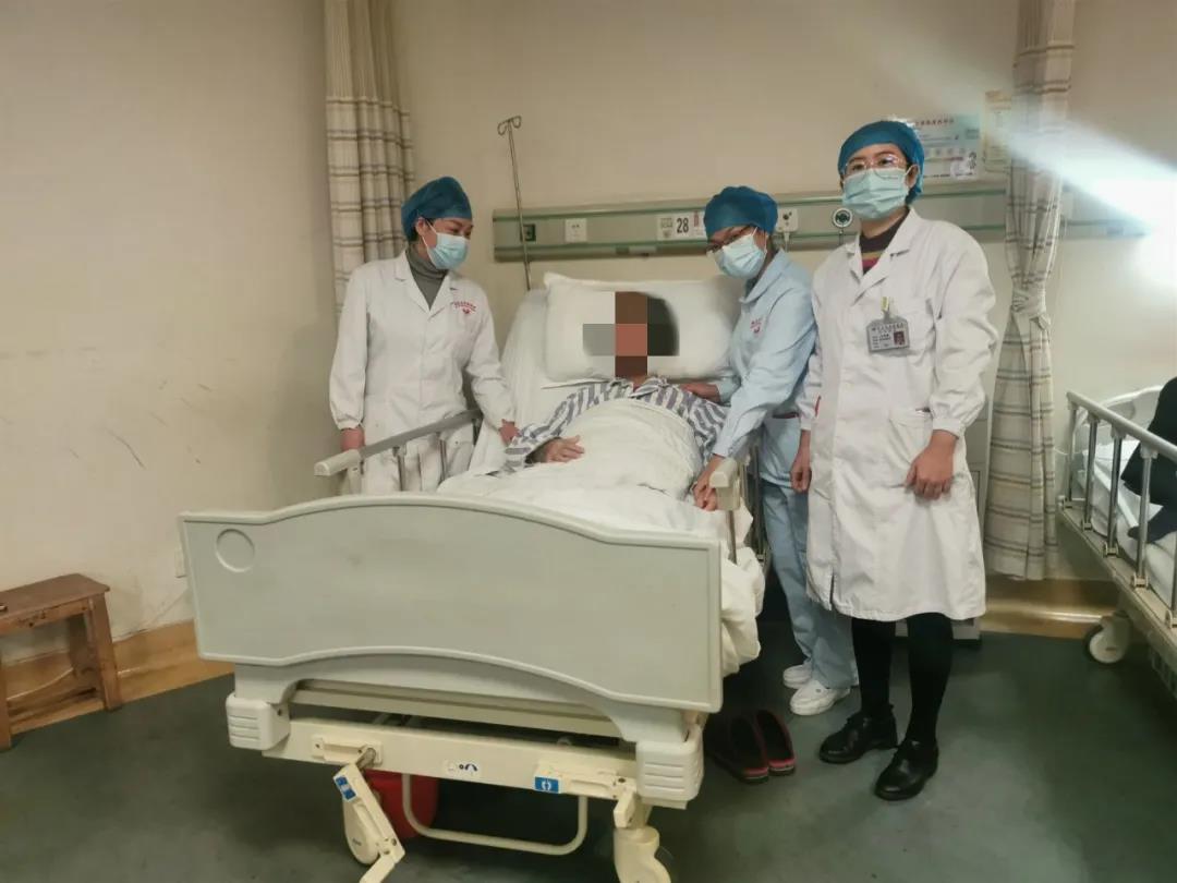 医护人员精心照料周奶奶。医院 供图 医护人员精心照料周奶奶。医院 供图
