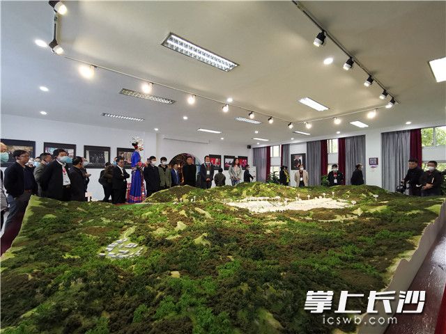 采风团成员参访酒鬼酒股份有限公司,了解该产业扶贫相关情况。 采风团成员参访酒鬼酒股份有限公司,了解该产业扶贫相关情况。