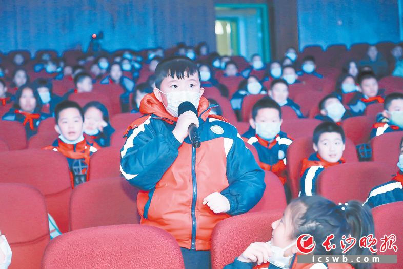 ↑讲座后,孩子们争相举手提问。 ↑讲座后,孩子们争相举手提问。